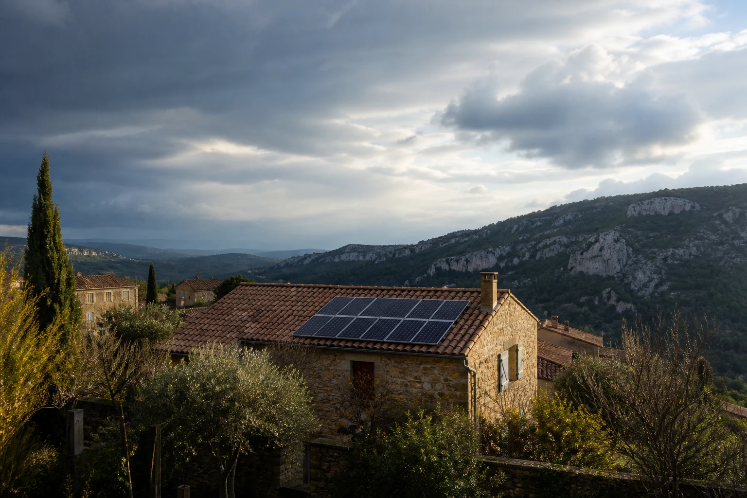 Maison solaire sous un ciel méditerranéen changeant dans un village de l’Aude
